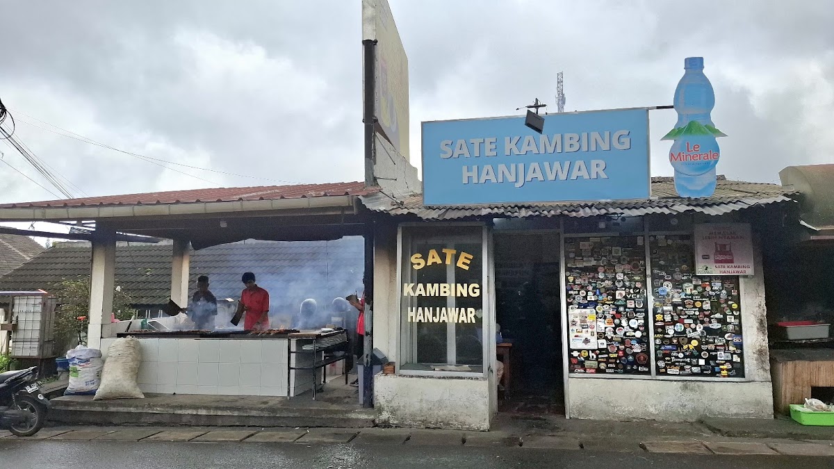 Tampak depan Warung Sate Kambing Hanjawar dengan area bakaran arang di Jalan Raya Hanjawar, Palasari