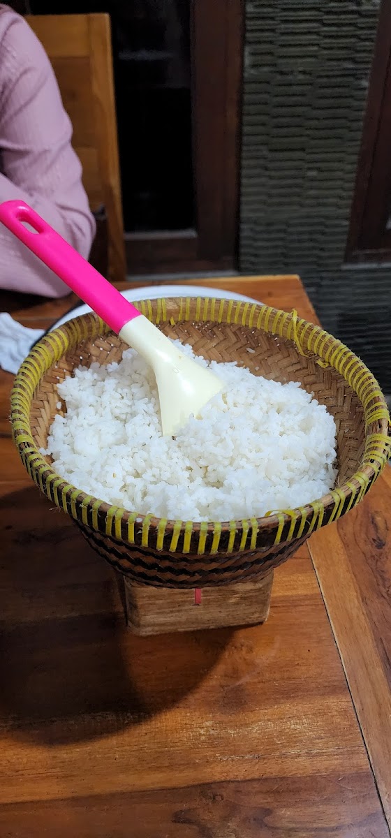 Nasi putih hangat di dalam bakul anyaman