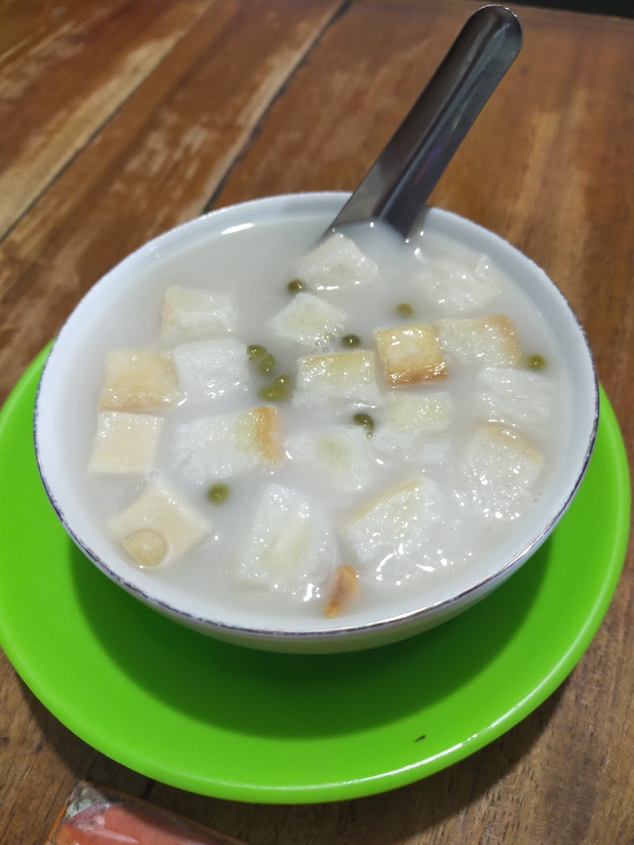 Semangkuk hidangan hangat manis pendamping di Warung Hanjawar